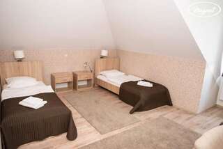 Отель Hotel Magnat Слупца Двухместный номер с 2 отдельными кроватями и дополнительной кроватью-1